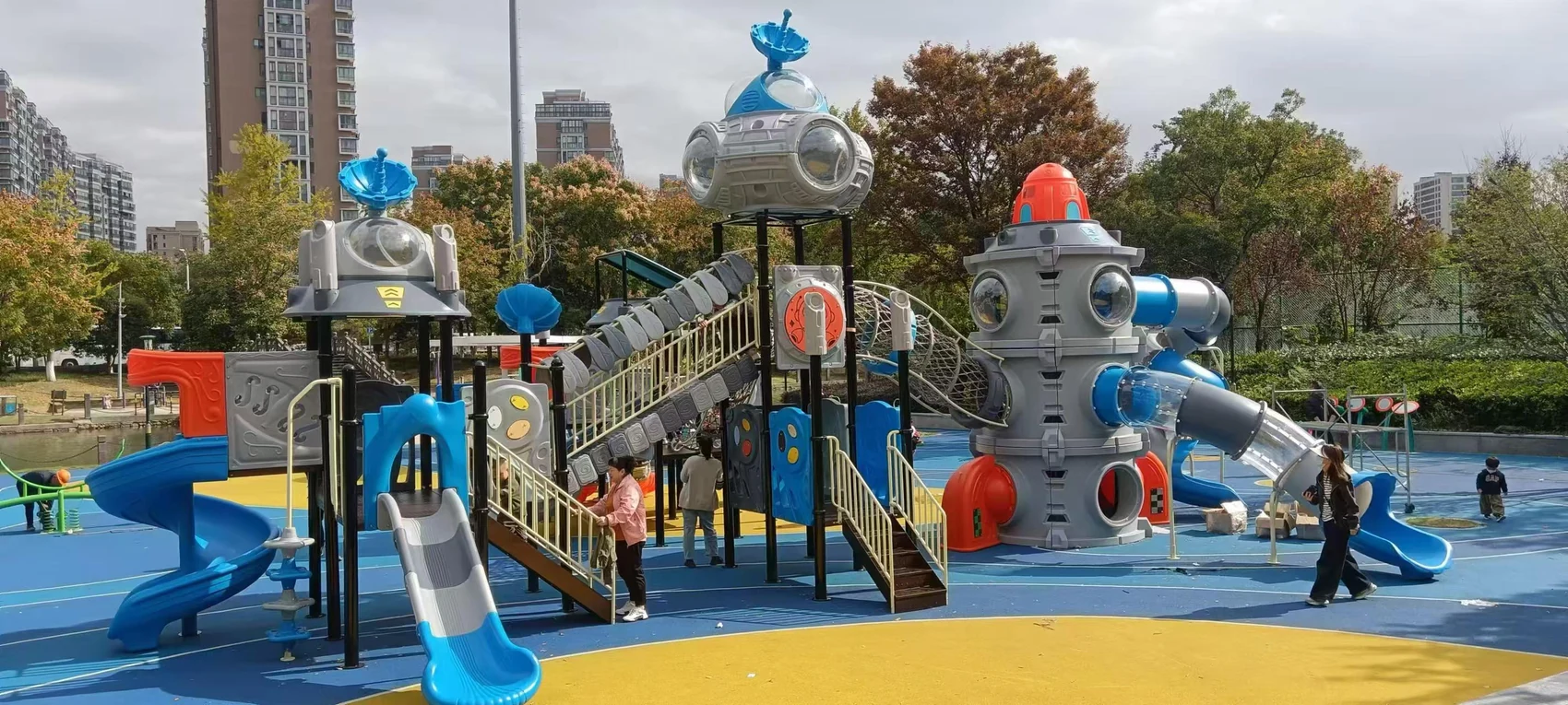 05联系我们页-Contact Us Installed outdoor playground with colorful safety surfacing
